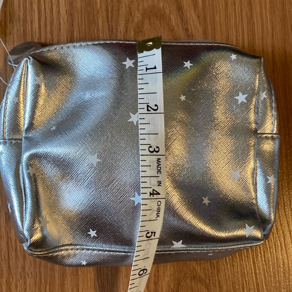 ❤️ First Aid Beauty Silver and White Stars Pouch NWOT - Picture 2 of 6